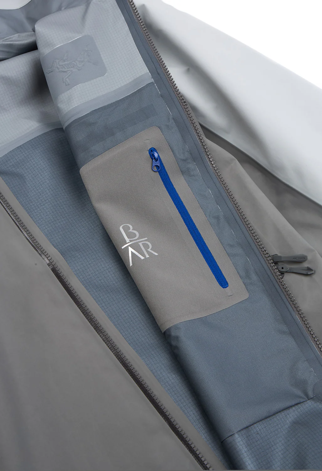 Arc'teryx Men's Beta AR Jacket - Solitude / Void - Image 6
