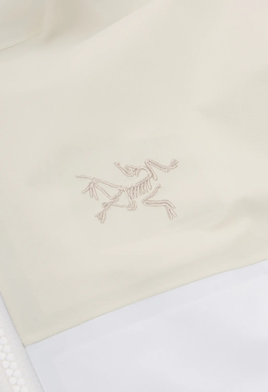Arc'teryx Women's Beta Jacket - Sea Salt / Arctic Silk - Image 4